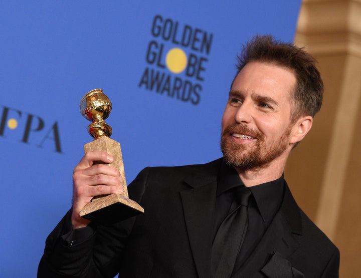 Ο Sam Rockwell με τη Χρυσή Σφαίρα που κέρδισε στα 75α Βραβεία. 