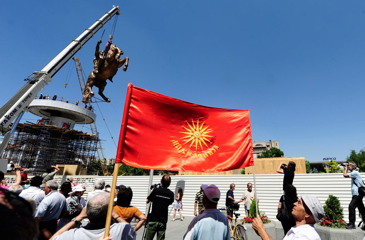 Το άγαλμα του Μεγάλου Αλεξάνδρου στα Σκόπια και η σημαία με τον Ήλιο της Βεργίνας. 21 Ιουνίου 2011 