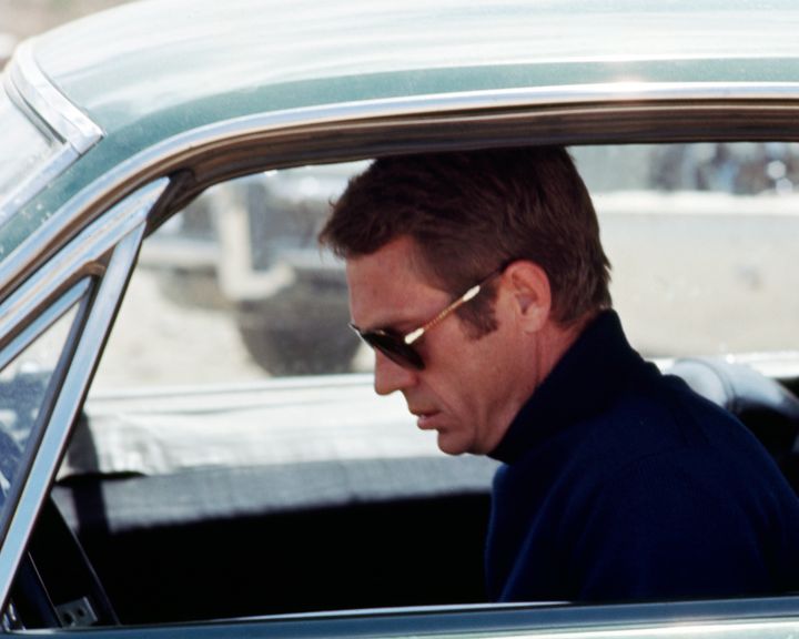 Ο αμερικανός ηθοποιός Steve McQueen (1930-1980) ως Frank Bullitt κάθεται στο αμάξι του για τα γυρίσματα της ταινίας Bullitt. 