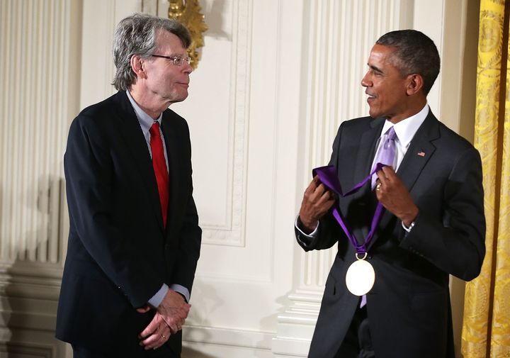 O συγγραφέας Stephen King παρέλαβε το Εθνικό Μετάλλιο Τεχνών από τον Barack Obama το 2014. 