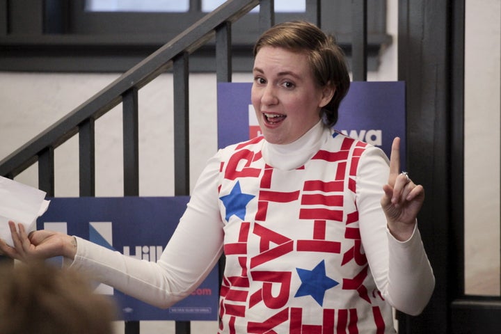 H Lena Dunham, ηθοποιός, σεναριογράφος και πρωταγωνίστρια στο «Girls», στην καμπάνια της Hillary Clinton φορώντας ασορτί φόρεμα, το 2016. 