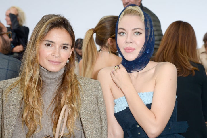 H Miroslava Duma (αριστερά) και η Ulyana Sergeenko (δεξιά) παρακολουθούν μια επίδειξη μόδας. 