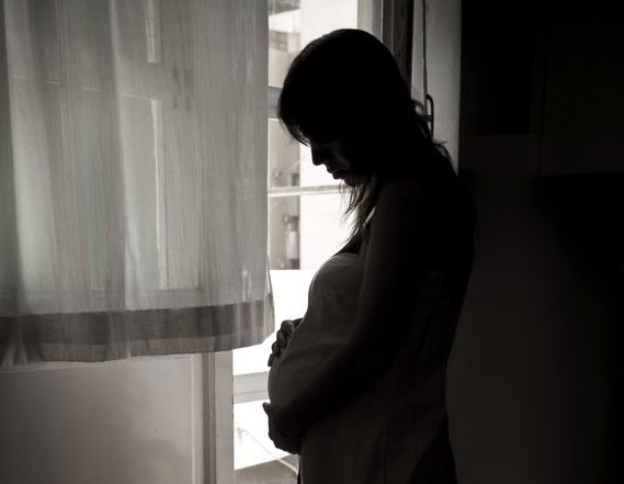 Häufig leiden Frauen unter den Nebeneffekten einer Schwangerschaft. Im Fall von Laura Thomas-Walt hätte sie das fast ihr Leben gekostet. 