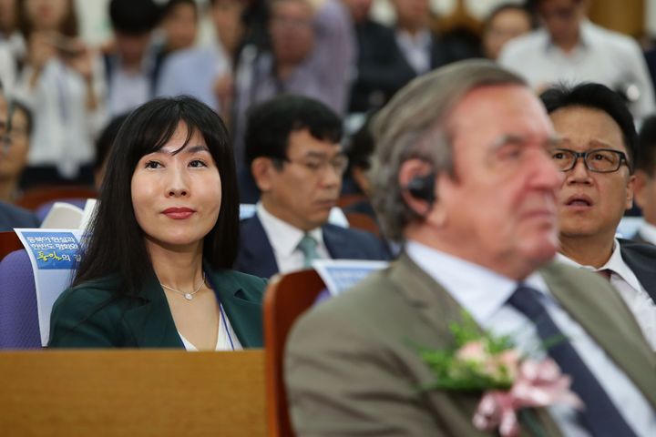 O Gerhard Shroeder και η So-Yeon Kim τον Σεπτέμβριο του 2017.