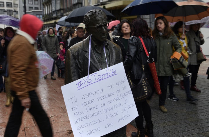 Στο άγαλμα του Woody Allen έχει κρεμαστεί ένα πλακατ που γράφει, «Η σύζυγός σου σε κατηγορεί ότι κακοποίησες την κόρη σου. Κανείς δεν την πίστευε. Την έλεγαν ψεύτρα, εγωίστρια, εκδικητική. Κανείς δεν τις πίστεψε. Και κανείς δεν τις βοήθησε».