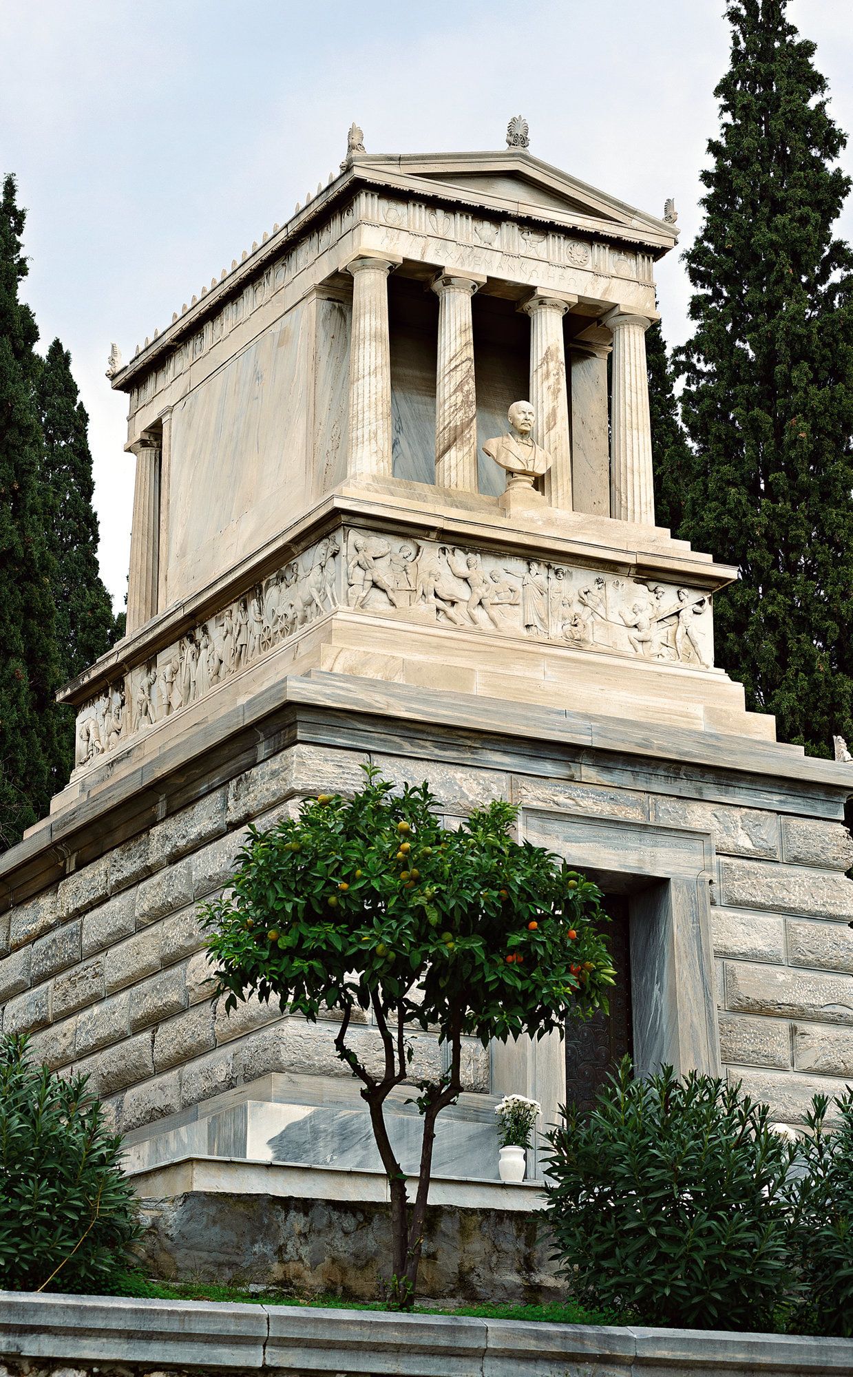 Ναϊσκόμορφο μνημείο του Ερρίκου Σλήμαν, έργο του αρχιτέκτονα Ερνέστου Τσίλλερ και του γλύπτη Γεωργίου Ξενάκη.