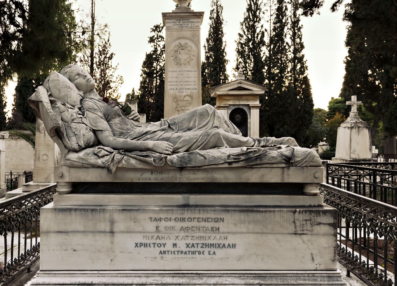 Η «Κοιμωμένη», Σοφία Αφεντάκη, στο μνημείο της ομώνυμης οικογένειας, έργο του γλύπτη Γιαννούλη Χαλεπά (1878).