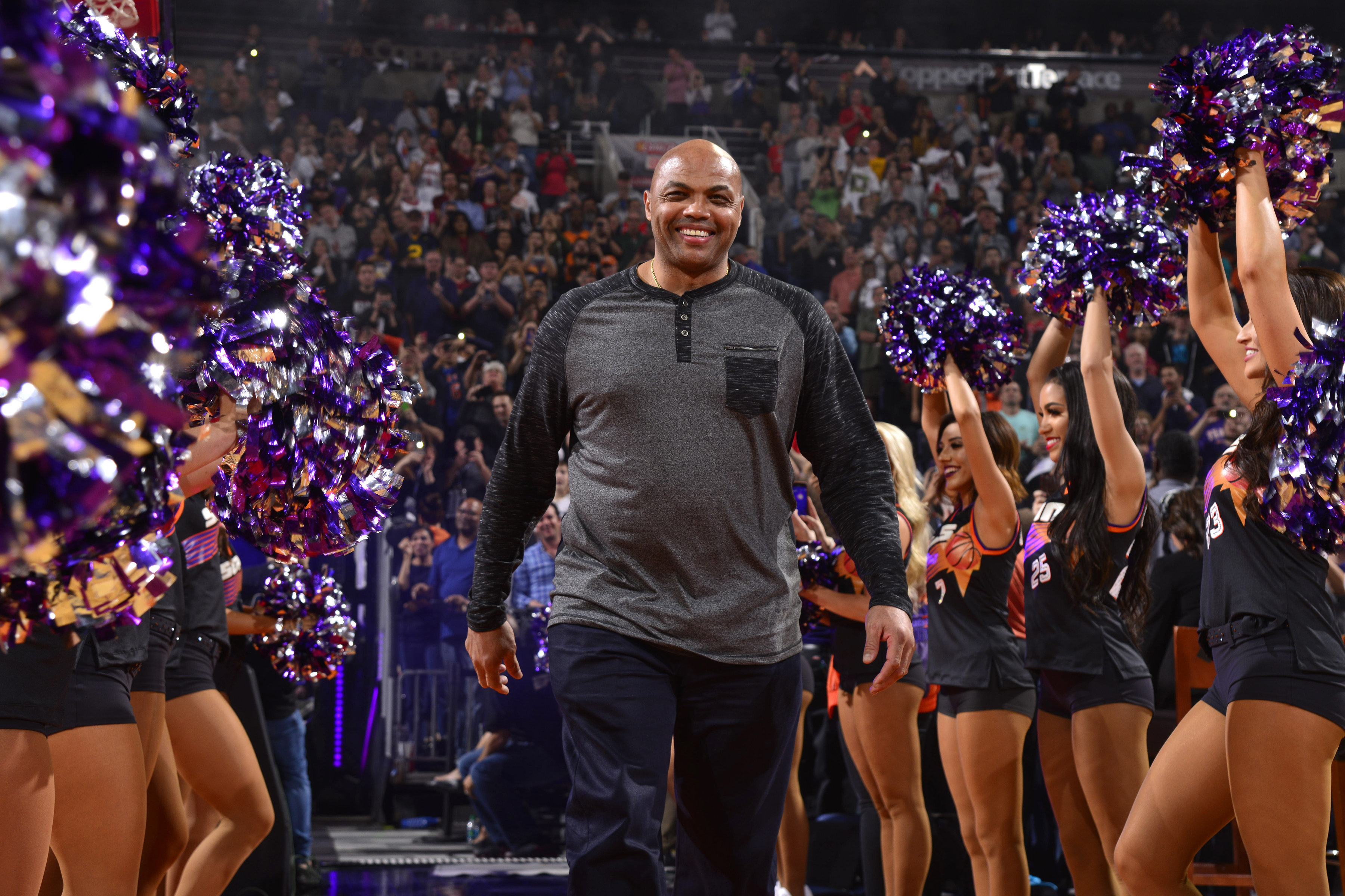 Charles Barkley, Lakers Fan Trade Jabs About Weight, Ends In Tie Score ...