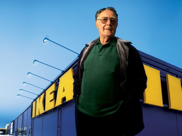Ikea Gründer Ingvar Kamprad steht vor einer IKEA Filiale (undatiertes Archivbild)