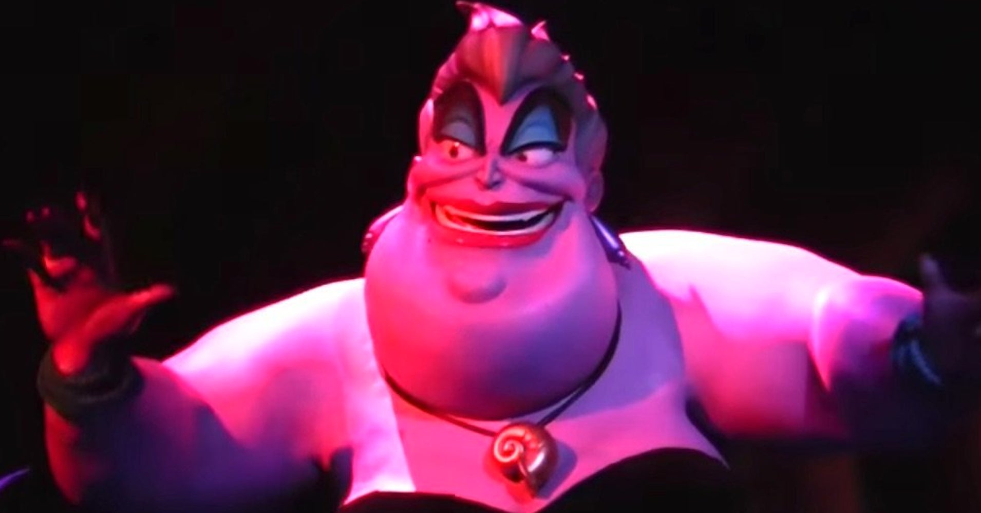 AAAAAAH! The Horrifying Moment A Disney Animatronic Lost Its Head(00)