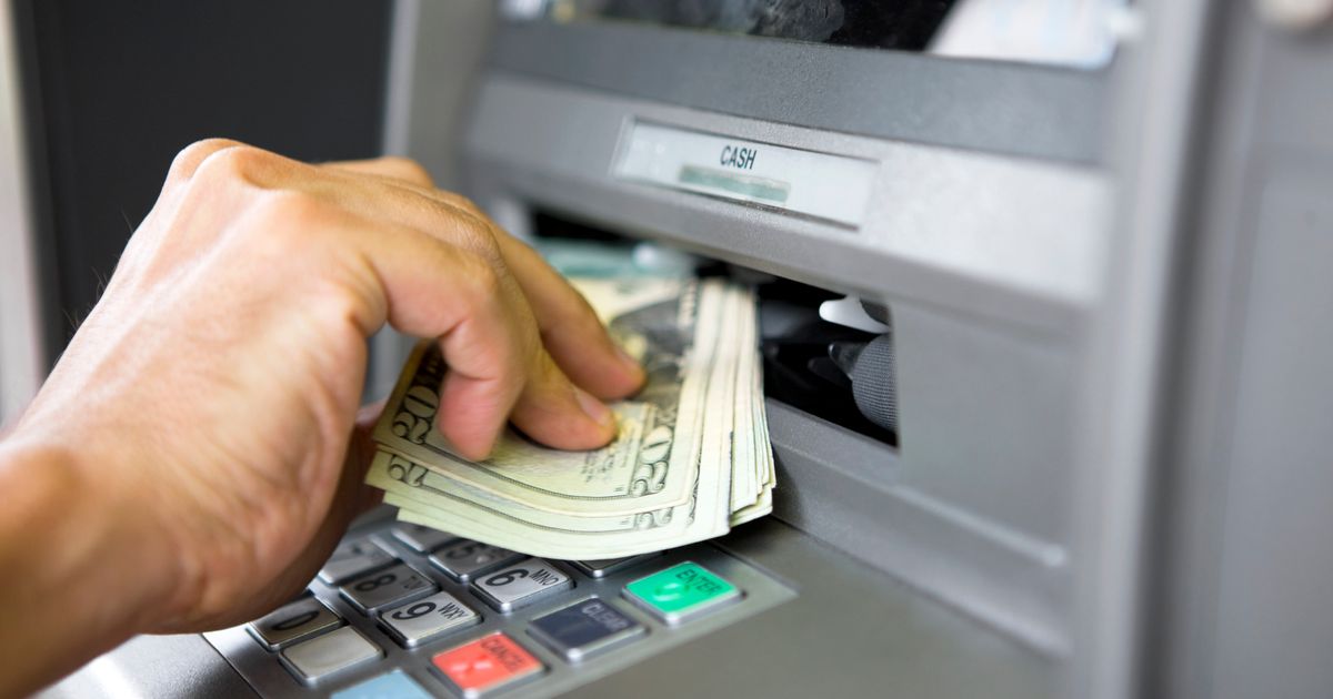 Можно ли снять доллары в 2024. Деньги в банкомате. Банкомат (ATM). Деньги из банкомата. Банкомат выдача наличных.