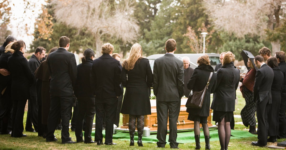 What Not To Wear To A Funeral According To Etiquette Experts