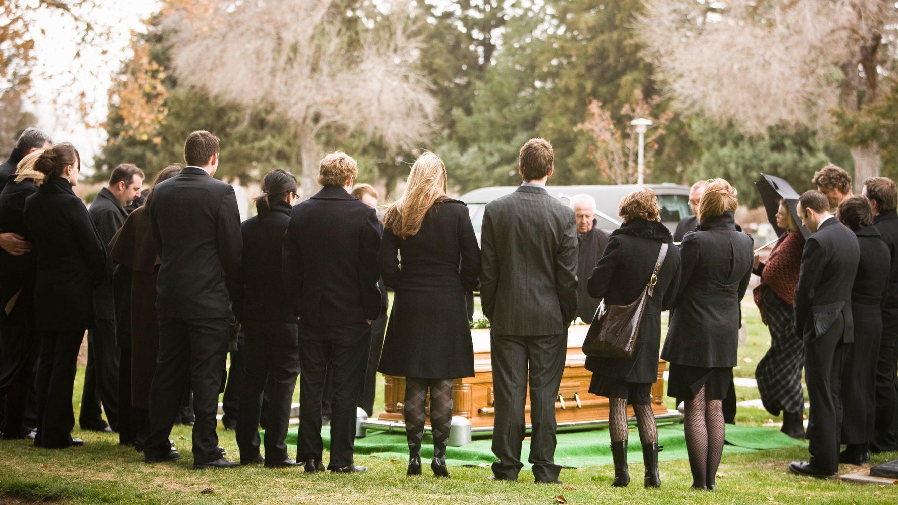 What Not To Wear To A Funeral, According To Etiquette Experts