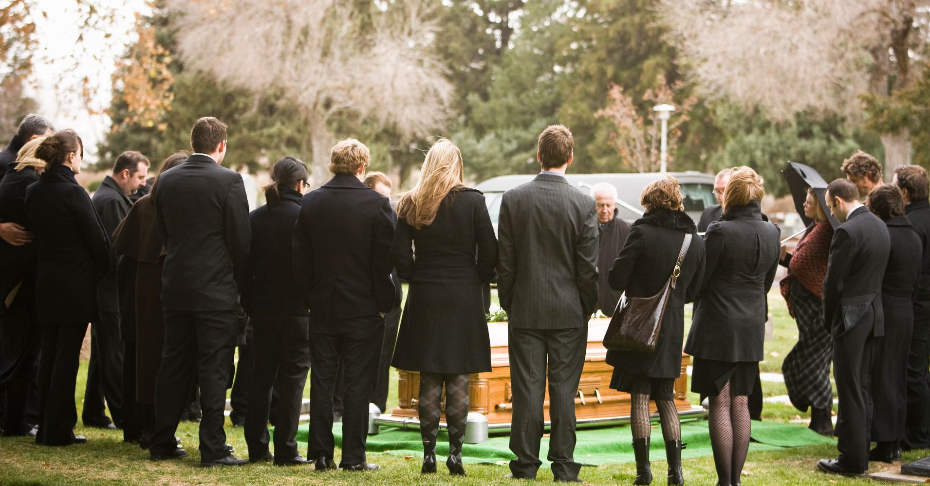 What Not To Wear To A Funeral, According To Etiquette Experts