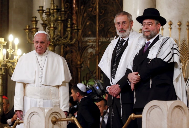 Pope Francis visits Rome's Great Synagogue on January 17, 2016. 