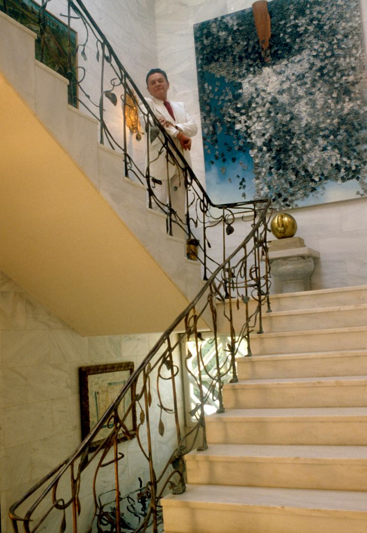 Το σπίτι του Αλέξανδρου Ιόλα. Ο συλλέκτης στέκεται πάνω από τη σκάλα. 