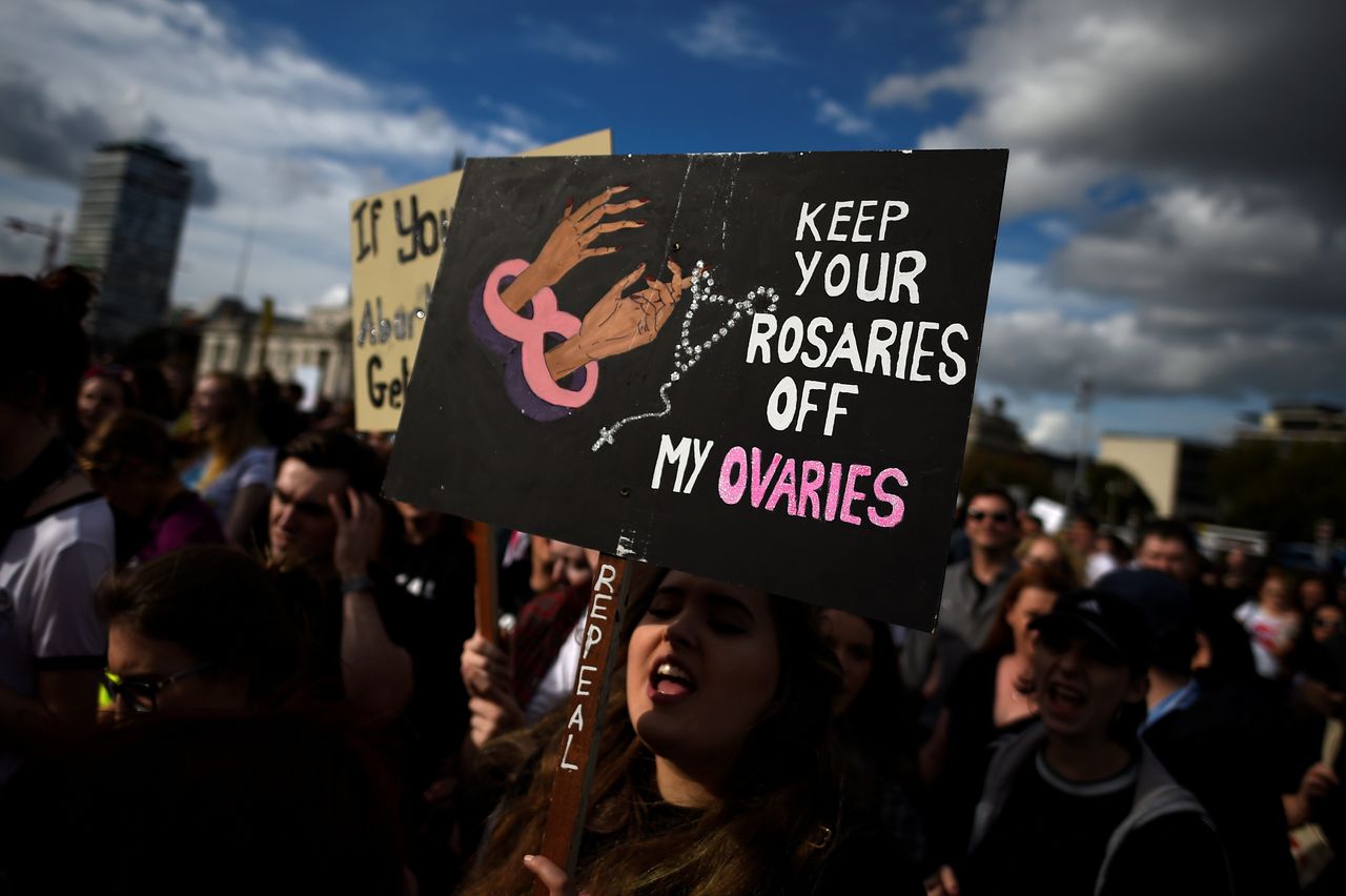 Διαδήλωση στην Ιρλανδία, πριν από ένα χρόνο. Το πλακάτ απευθύνεται στους συντηρητικούς Καθολικούς και γράφει «Κρατήστε τα ροζάριά σας, μακρυά από ωοθήκες μου»