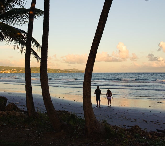 Ein Paar am Strand (Symbolbild)