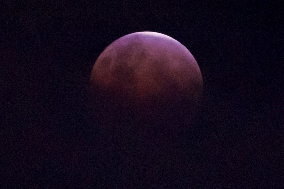 Breathtaking Photos Show The 'Super Blue Blood Moon' Around The World ...