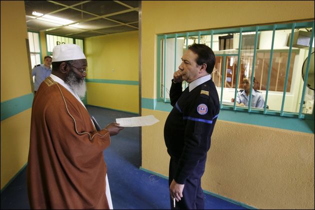 Behörden hoffen, dass Imame die religiösen Bedürfnisse der Insassen stillen, bevor es Radikale tun (hier ein Gefängnis-Imam in Frankreich).