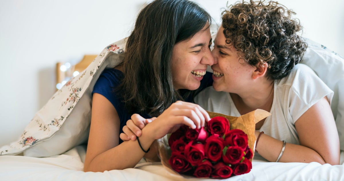 Assorted chocolate basket with teddy Valentine Gift Kerala : Gifts Delivery in Kerala | Buy Gift In A Jar