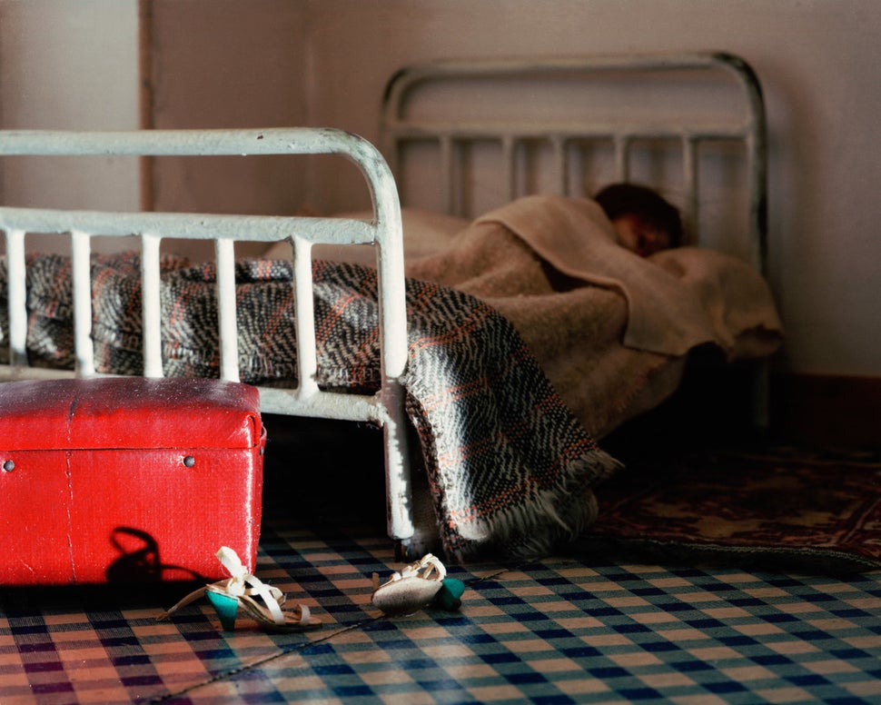 In "Unpapered Bedroom," a woman is discovered dead in a rooming house. The pillow next to her has a bright red stai
