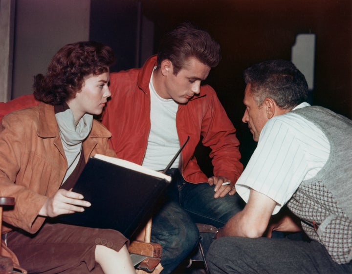 Η Natalie Wood με τον James Dean και τον σκηνοθέτη Nicholas Ray, στα παρασκήνια της ταινίας «Επαναστάστης Χωρίς Αιτία».