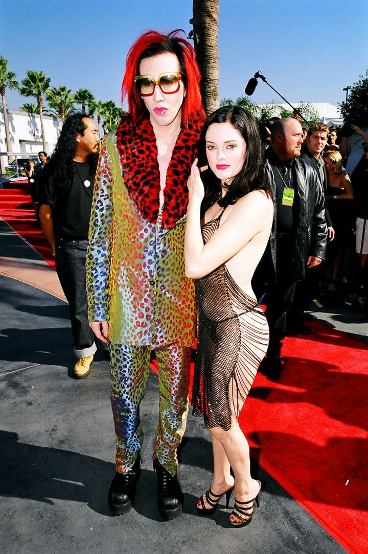 Marilyn Manson and Rose McGowan pose at the 1998 VMAs.