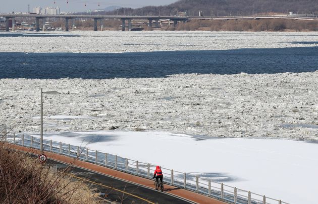 절기상 입춘(立春)을 하루 앞두고 전국 대부분 지역에 한파특보가 내려진 3일 오후 서울 가양대교와 성산대교 부근 한강에 유빙이 떠 있다.