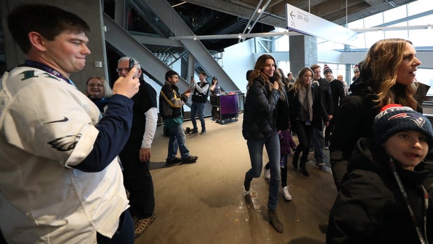 Gisele Bündchen Has A Word With Eagles Players After Super Bowl