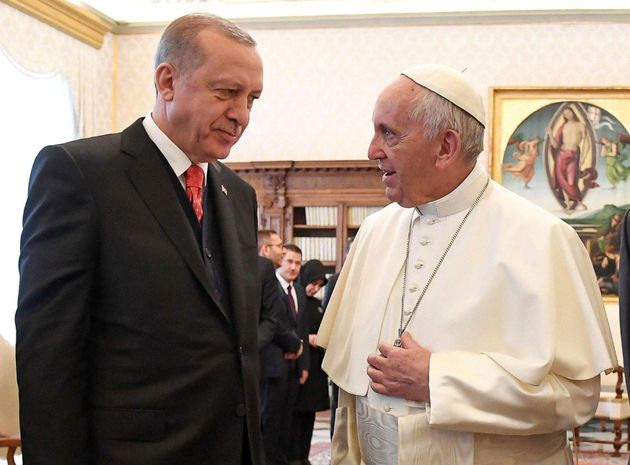 Το μετάλλιο του «Άγγελου της Ειρήνης» απένειμε στον Ερντογάν ο Πάπας Φραγκίσκος. Αλλά