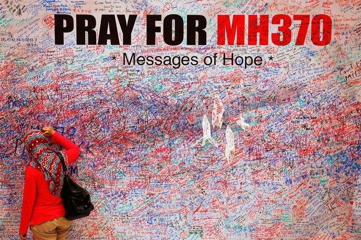 A woman leaves a message of support and hope for the passengers of missing Malaysia Airlines flight Mh370 in Kuala Lumpur, March 2014 