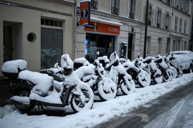 Σφοδρές χιονοπτώσεις στο Παρίσι. Χιλιάδες άνθρωποι εγκλωβίστηκαν σε αυτοκίνητα, σταθμούς και