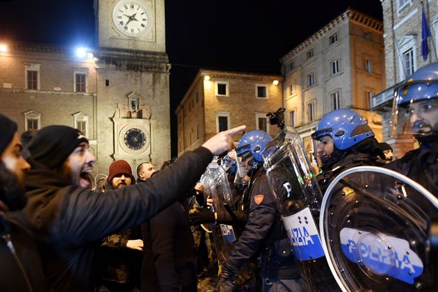 Anhänger der rechtsradikalen Partei Forza Nuova stoßen mit der Polizei in Italien zusammen. 