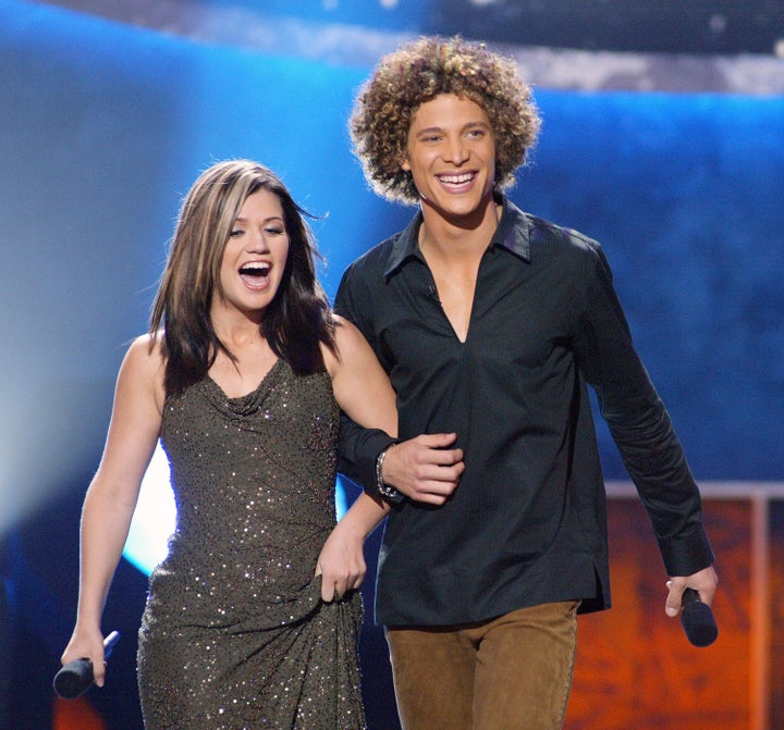 Clarkson and Guarini during the 2002 finals of "American Idol."