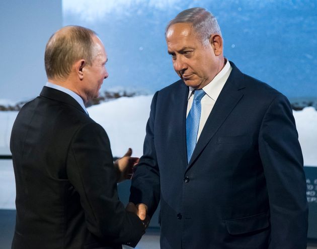 Israels Ministerpräsident Benjamin Netanjahu (rechts) schüttelt Wladimir Putin, Präsident von Russland, die Hand.