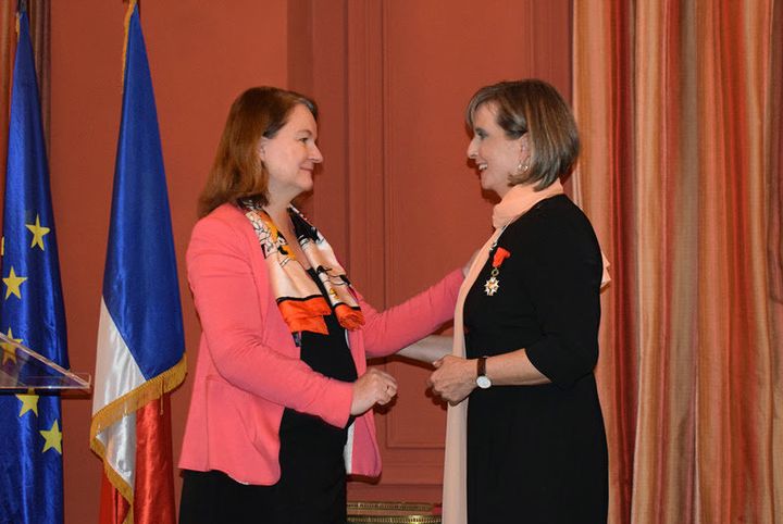 Η Γαλλίδα Υπουργός Ευρωπαϊκών Υποθέσεων κα Nathalie Loiseau (αριστερά) παρασημοφορεί την Πρόεδρο της ΜΕΤΑδρασης κα Λώρα Παππά με το μετάλλιο της Λεγεώνας της Τιμής
