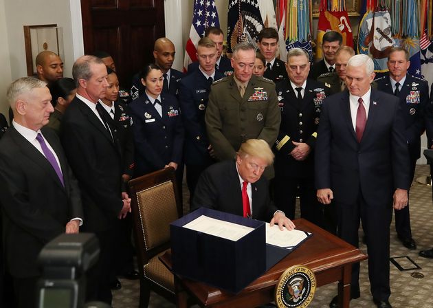 Donald Trump bei einem Treffen mit Generälen im Weißen Haus. 