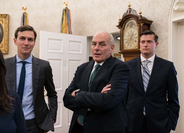 Trumps Stabschef John Kelly (Mitte), zusammen mit Jared Kushner (links) und dem zurückgetretenen Mitarbeiter Rob Porter (rechts). 