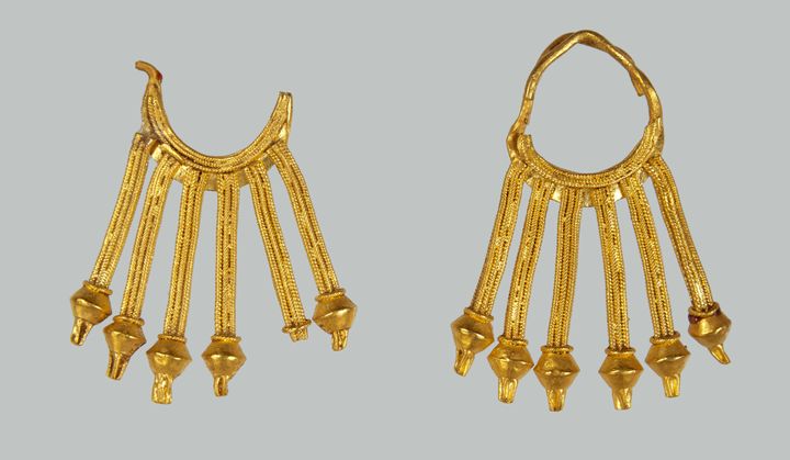 Ζεύγος χρυσών ενωτίων (8ος αι. π.Χ.). (Φωτογράφος Σ. Μαυρομμάτης)