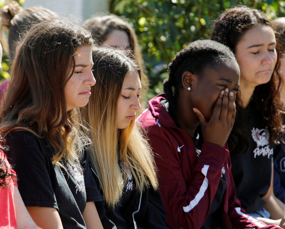 Hundreds Of Mourners Attend Vigil For Florida School Shooting Victims ...