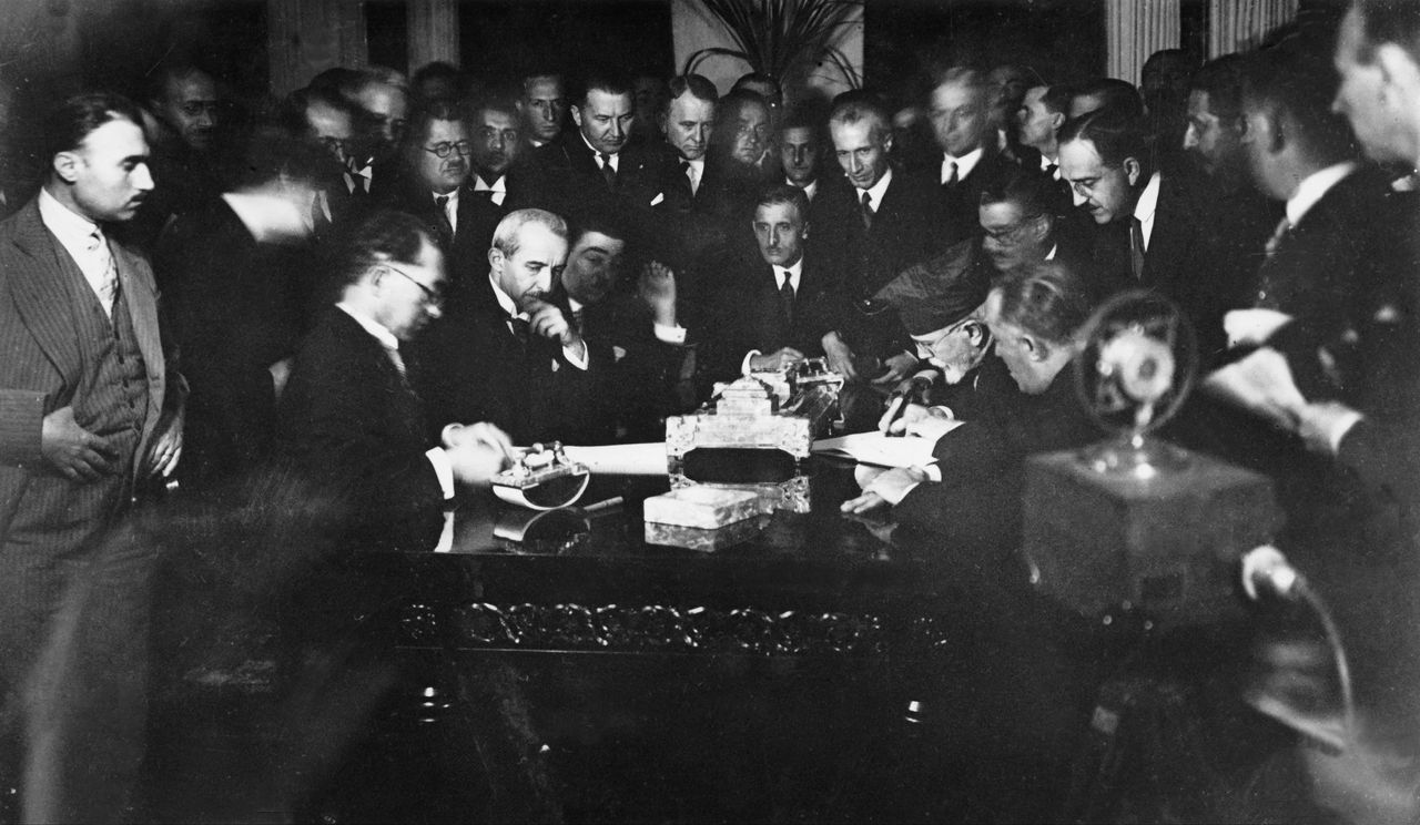 Signing Of The Treaty Of Lausanne Between Greece And Turkey In 1923Caption: SWITZERLAND - JUNE 30: Ismet PACHA (signing, left), Turkish Minister of Foreign Affairs since 1921 and Greek Prime Minister Eleftherios VENIZELOS (signing, right), signing the clause of the Treaty of Lausanne on the population transfer on January 31, 1923. (Photo by Keystone-France/Gamma-Keystone via Getty Images)