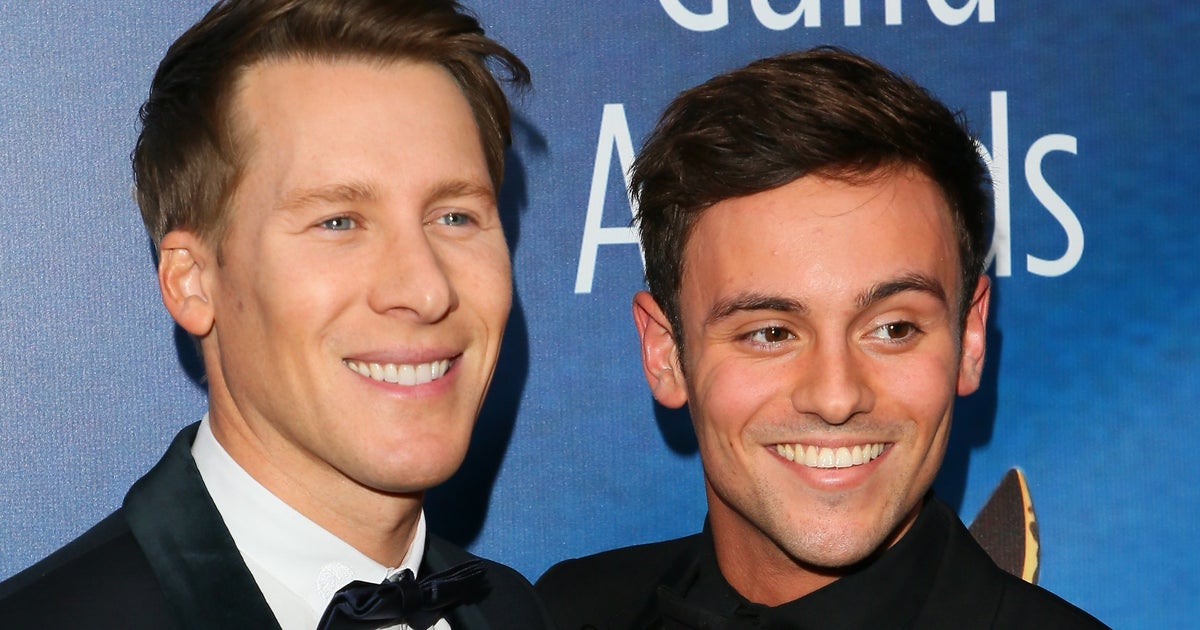 сергей валерьевич стоматолог. отец тома круза. Toms parents. кэти холмс и сури круз. том холланд улыбается.