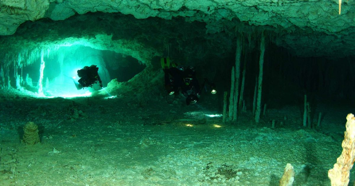 Mysterious cave. Юкатан подводные пещеры. Пещеры в Мексике. Подводная пещера фэнтези.