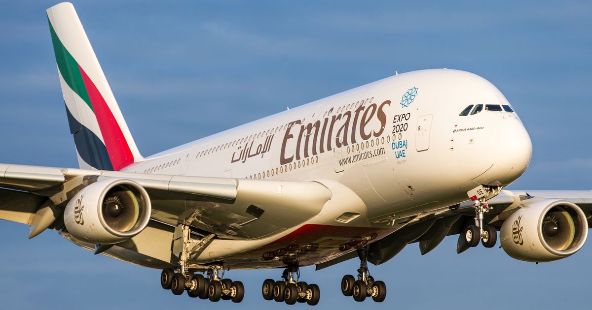 Эмиратес. Airbus a380 авиакомпании Emirates. Аэробус а380 Эмирейтс. Аэробус а380 Эмирейтс на Дубай. Аэробус Fly Emirates.