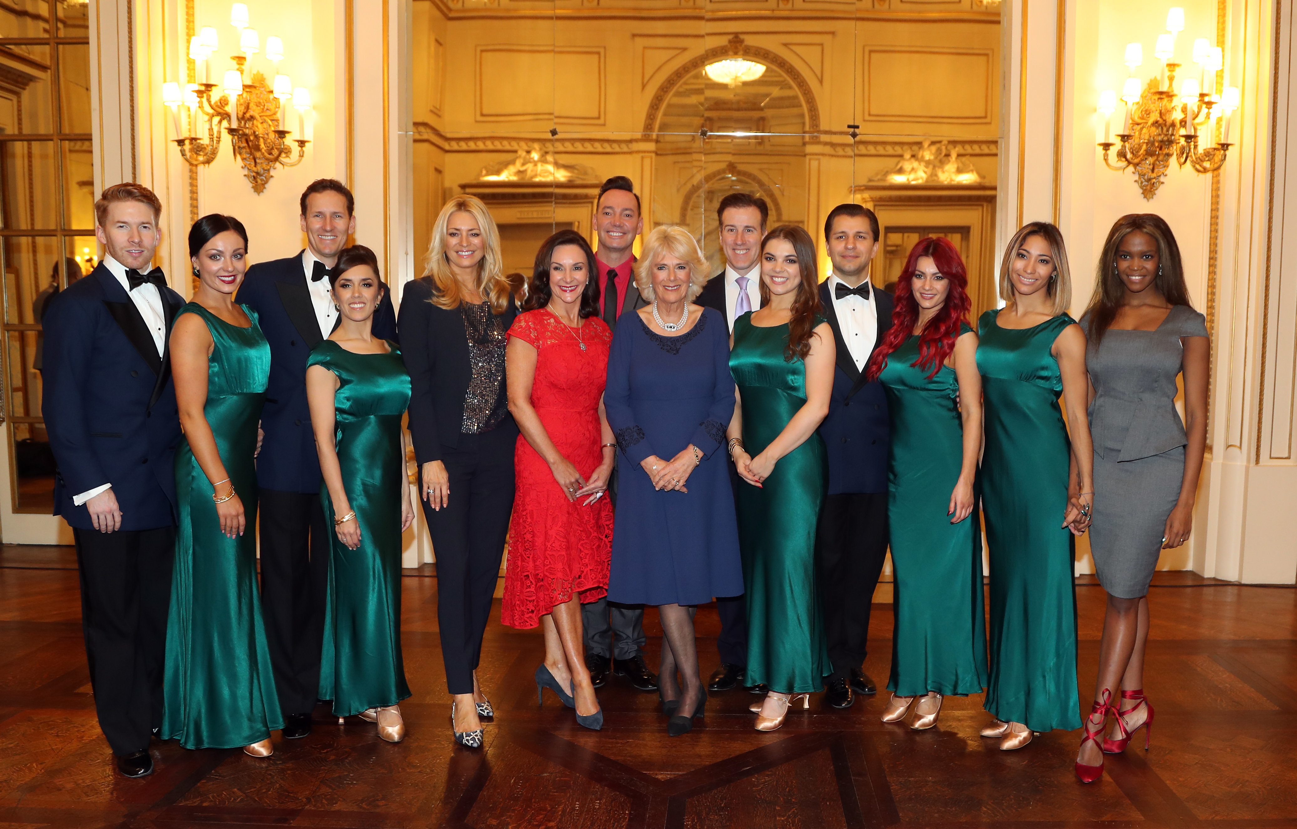 <strong>The 'Strictly' gang pose with Camilla&nbsp;at the Palace&nbsp;</strong>