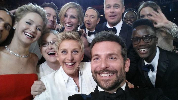 Όσα φέρνει ο χρόνος... H διάσημη selfie από τα Όσκαρ του 2014. Αριστερά η Jennifer Lawrence και η Meryl Streep, πίσω ο Kevin Spacey και ο Brad με την Angelina. 