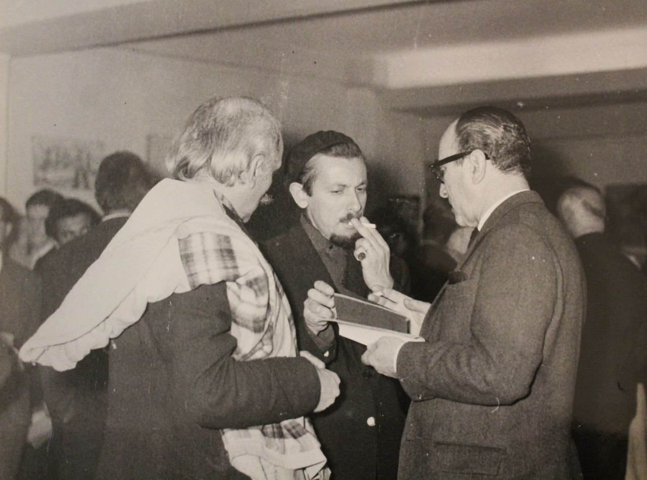 Ο Λεωνίδας Χρηστάκης (κέντρο), αριστερά ο Νάνος Βαλαωρίτης και στα δεξιά ο Γιάννης Μόραλης.