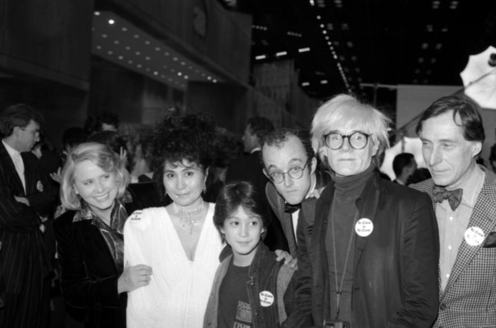 1986: Ο Andy Warhol με τον Keith Haring στα δεξιά του, δίπλα του ο έφηβος Sean Lennon και η Yoko Ono. 