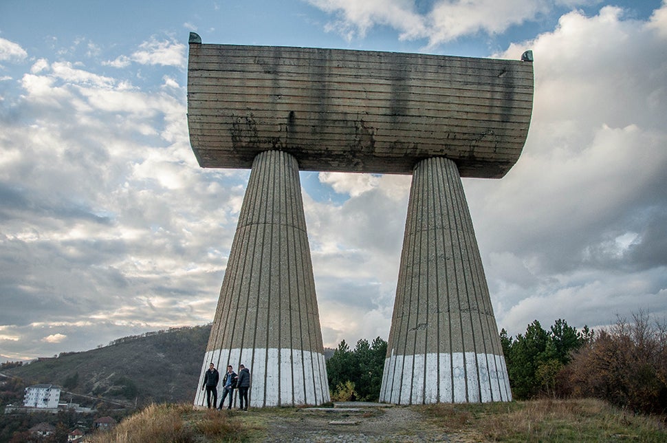 Το μνημείο των Μεταλλωρύχων της Μιτρόβιτσα, φόρος τιμής στους Σέρβους και Αλβανούς νεκρούς του Β’ Παγκοσμίου Πολέμου.